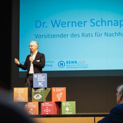 Bayerische Nachhaltigkeitstagung 2022 Nachhaltigkeit und Klimaschutz – notwendiger denn je!: Dr. Werner Schappauf, Rat für Nachhaltige Entwicklung, eröffnet die 6. Bayerische Nachhaltigkeitstagung