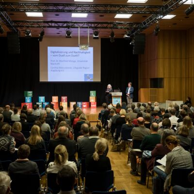Nachhaltigkeitstagung 2018: Nachhaltigkeit first; Blick von hinten zur Bühne mit Publikum und Referierenden