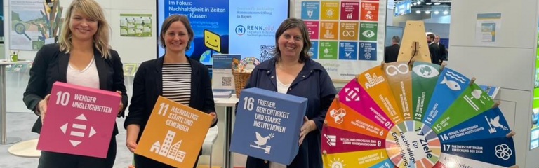 Das Team des Zentrums für nachhaltige Kommunalentwicklung hält SDG-Würfel in der Hand auf der Kommunale 2023 in Nürnberg