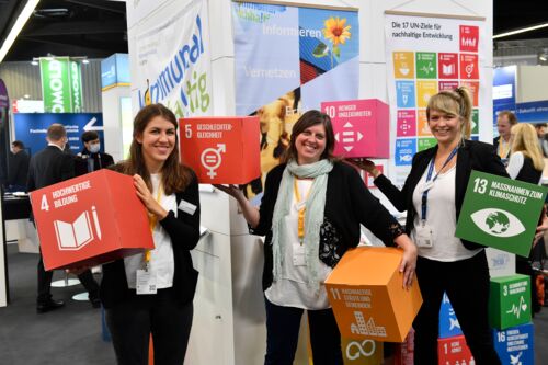 Das Team des Zentrums für nachhaltige Kommunalentwicklung hält SDG-Würfel in der Hand, Kommunale 2021 in Nürnberg