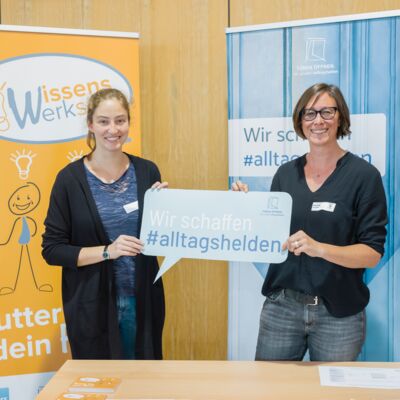 Bayerische Nachhaltigkeitstagung 2019: Zwei Mitwirkende stehen vor ihrem Stand auf dem Zukunftsmarkt