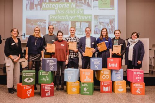 Preisverleihung des Projekts Nachhaltigkeit: Gruppenfoto der Preisträger*innen