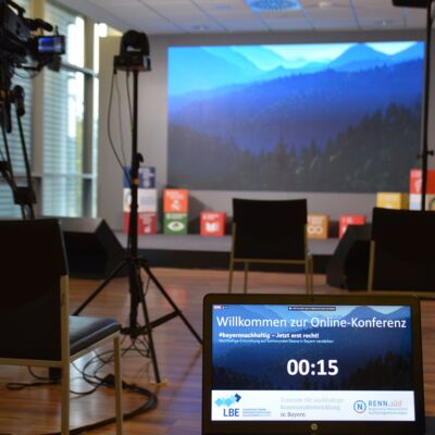 Bayerische Nachhaltigkeitstagung 2020: Online #bayernnachhaltig - jetzt erst recht!: Bildschirm mit einem Countdown, im Hintergrund befindet sich die Bühne mit SDG-Würfeln