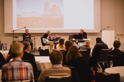Preisverleihung des Projekts Nachhaltigkeit 2023: Das Jazztrio umrahmt musikalisch die Preisverleihung auf der Bühne